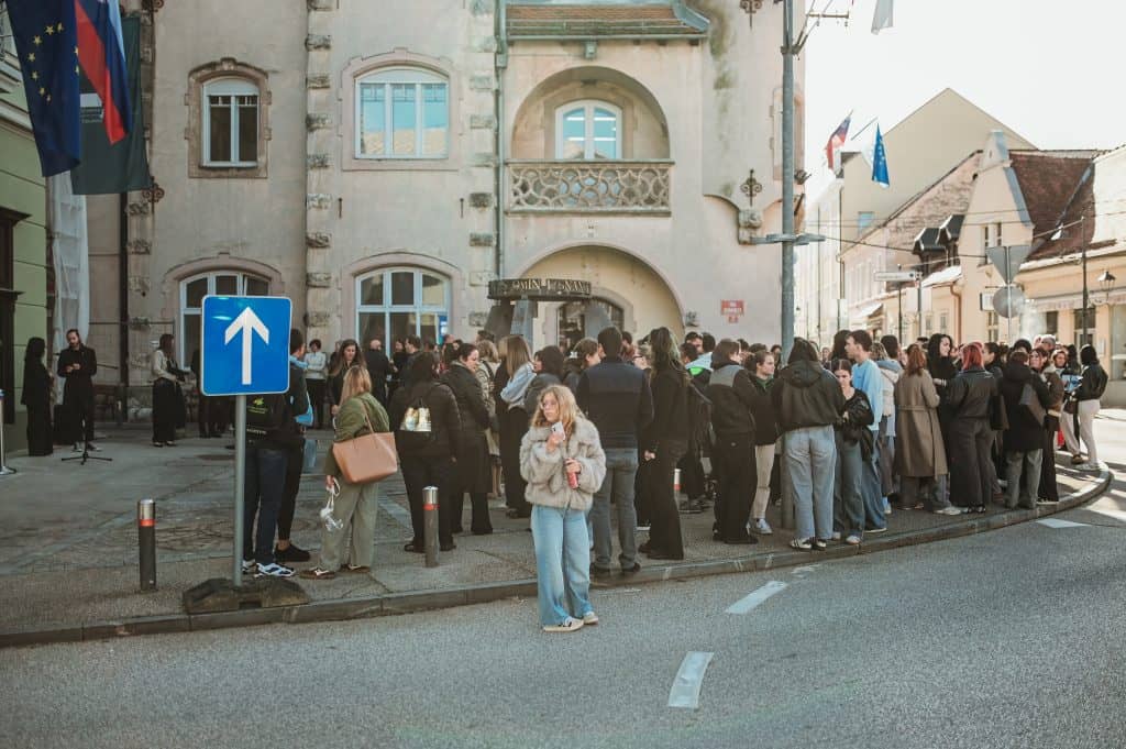 Zbrani gostje pred Fakulteto za turizem UM